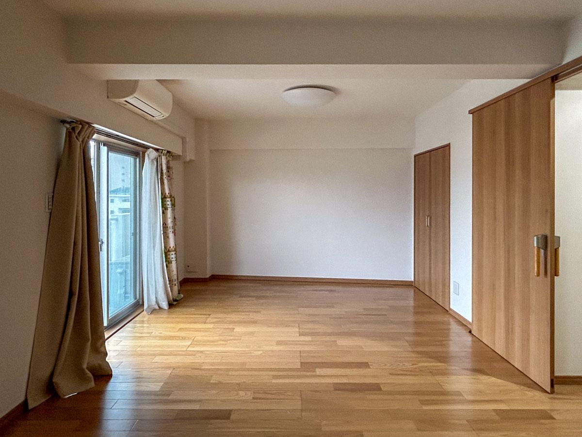 新宿区中井の賃貸物件/リビングの窓と洋室側の窓を開放すると、爽やかな風が抜けていきます