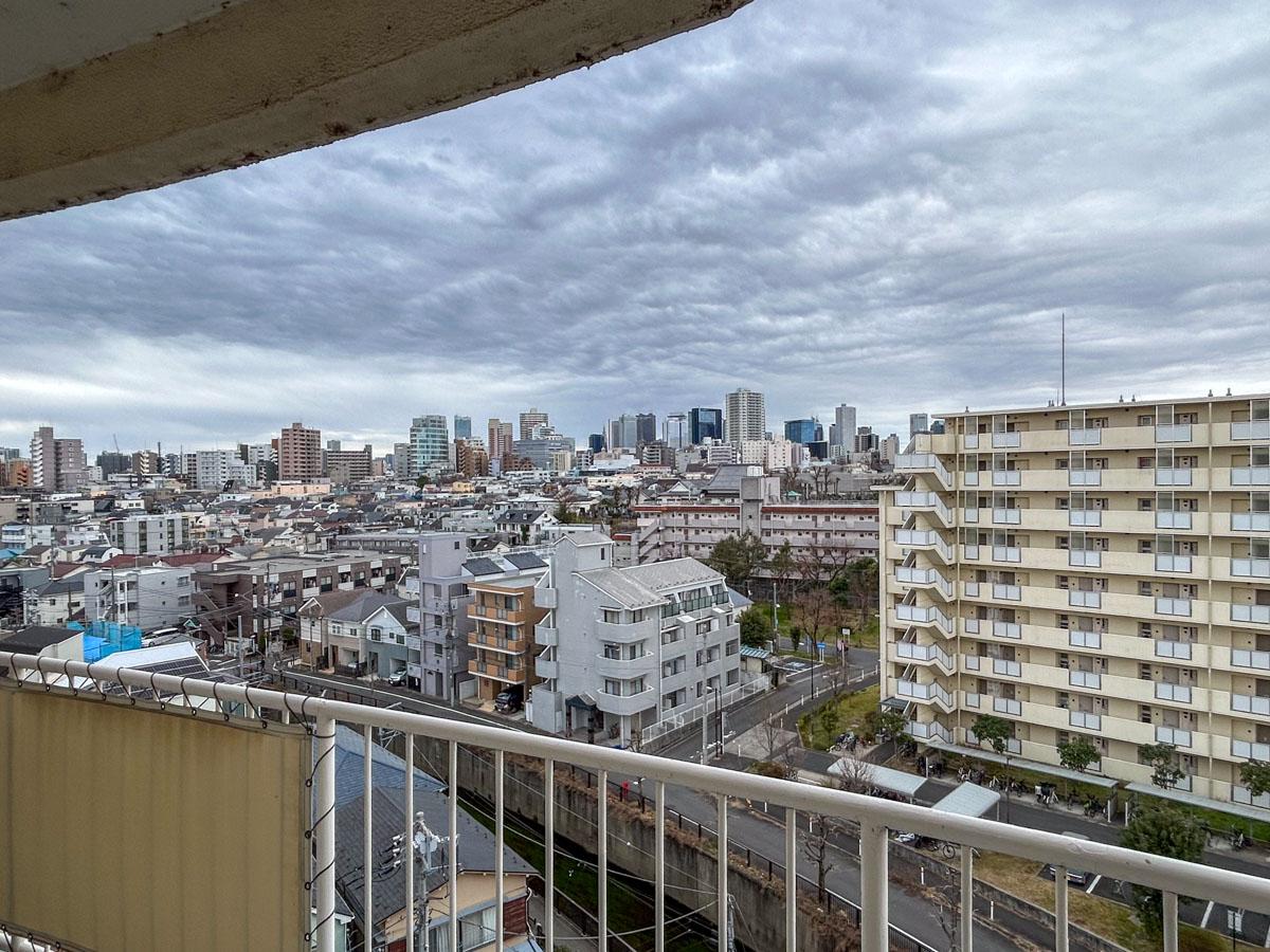 新宿区中井の賃貸物件/正面をみれば広い空と街の景色