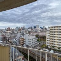 新宿区中井の賃貸物件/正面をみれば広い空と街の景色