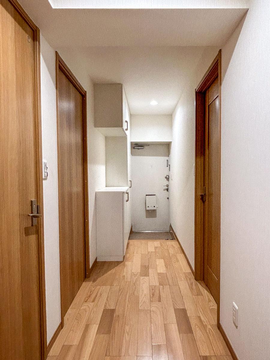 新宿区中井の賃貸物件/廊下。左側に水回り、右側に洋室