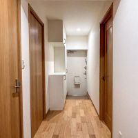 新宿区中井の賃貸物件/廊下。左側に水回り、右側に洋室