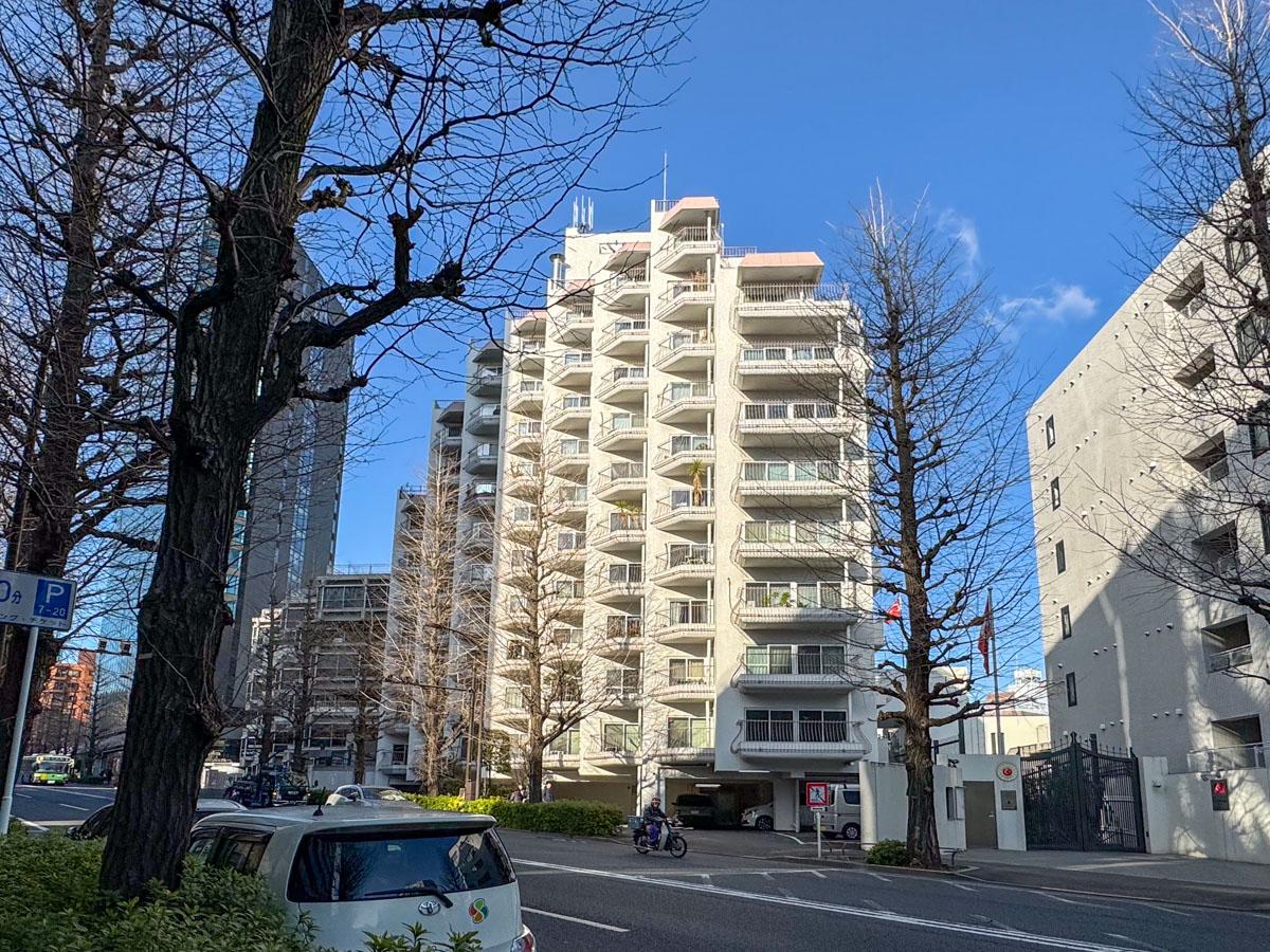 渋谷区神宮前の賃貸物件/明治通り沿いのレトロマンション。雁行した立ち姿がそそります