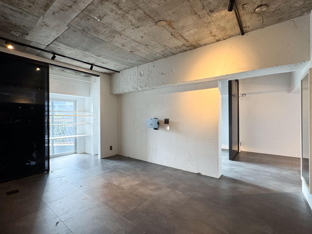 渋谷区神宮前の賃貸物件/中央の部屋。部屋によって天井を塗装したり、コンクリートの地の色のままだったり。テイストの違いを楽しめます