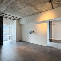 渋谷区神宮前の賃貸物件/中央の部屋。部屋によって天井を塗装したり、コンクリートの地の色のままだったり。テイストの違いを楽しめます