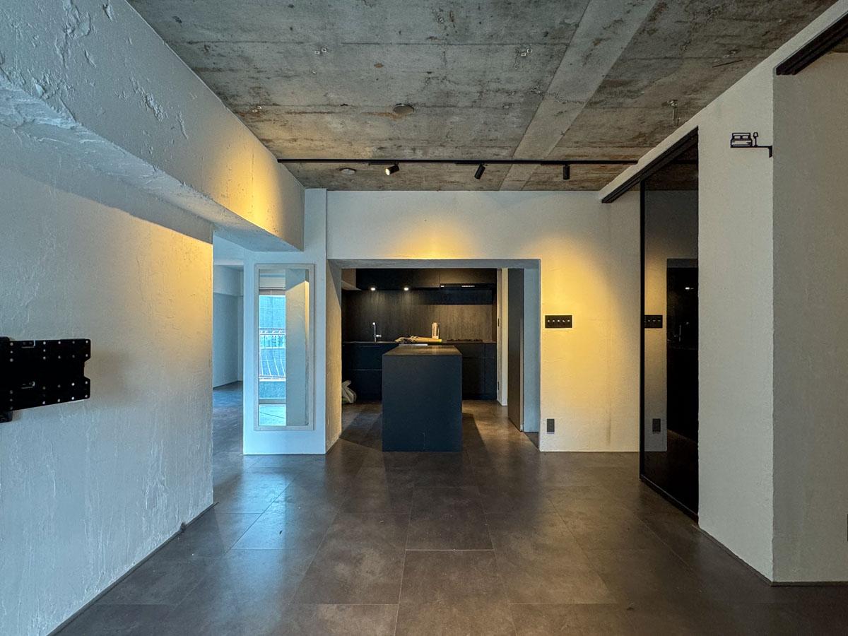 渋谷区神宮前の賃貸物件/黒い部材がうまく散りばめられていて、どこかスマートな佇まい