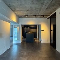 渋谷区神宮前の賃貸物件/黒い部材がうまく散りばめられていて、どこかスマートな佇まい