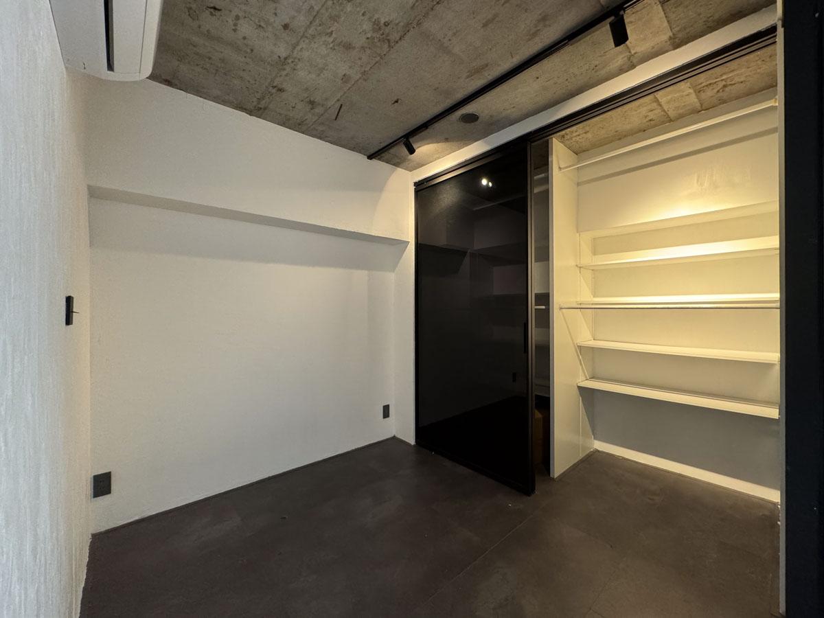 渋谷区神宮前の賃貸物件/約4畳の個室。寝室やミーティングルームに良さそう