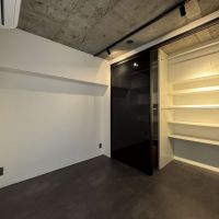 渋谷区神宮前の賃貸物件/約4畳の個室。寝室やミーティングルームに良さそう