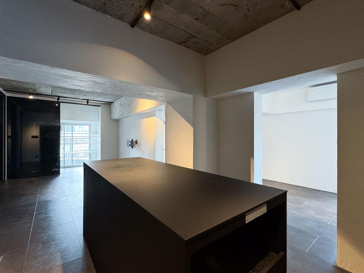 渋谷区神宮前の賃貸物件/キッチン前に鎮座する黒いアイランドカウンター