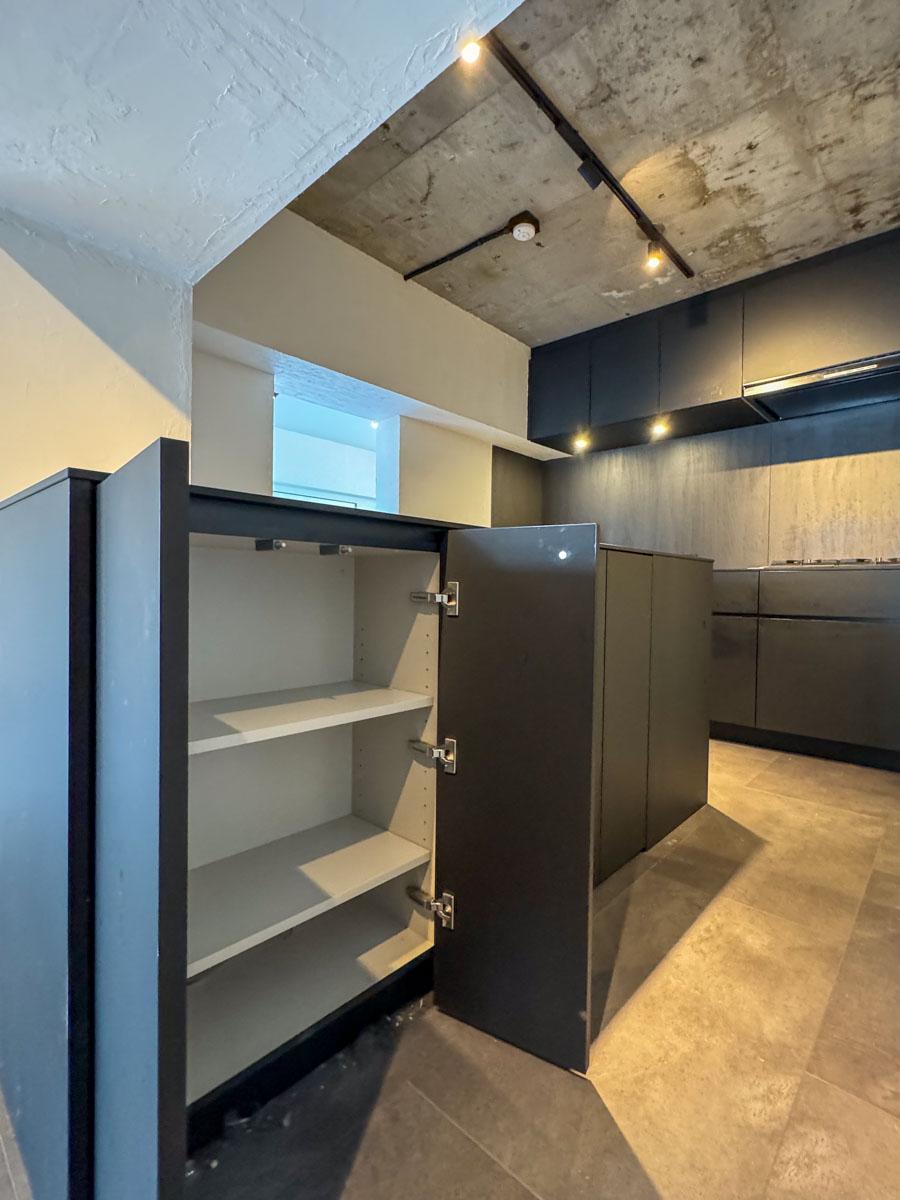 渋谷区神宮前の賃貸物件/カウンター内には収納やゴミ箱置き場が設けてある