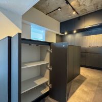 渋谷区神宮前の賃貸物件/カウンター内には収納やゴミ箱置き場が設けてある