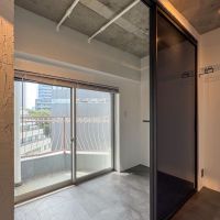 渋谷区神宮前の賃貸物件/バルコニーサイドには書斎としても使えそうなスペース