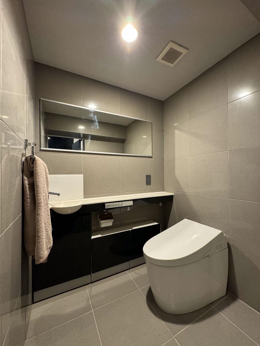 渋谷区神宮前の賃貸物件/トイレはタイル張りでゆったりとした造り