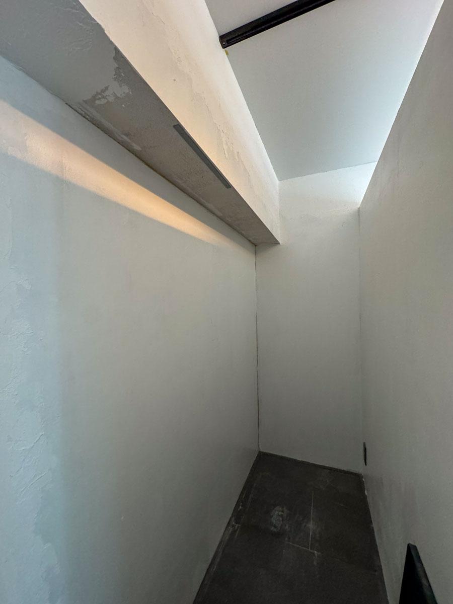 渋谷区神宮前の賃貸物件/リビングの壁面裏にもちょっとした収納