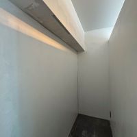 渋谷区神宮前の賃貸物件/リビングの壁面裏にもちょっとした収納