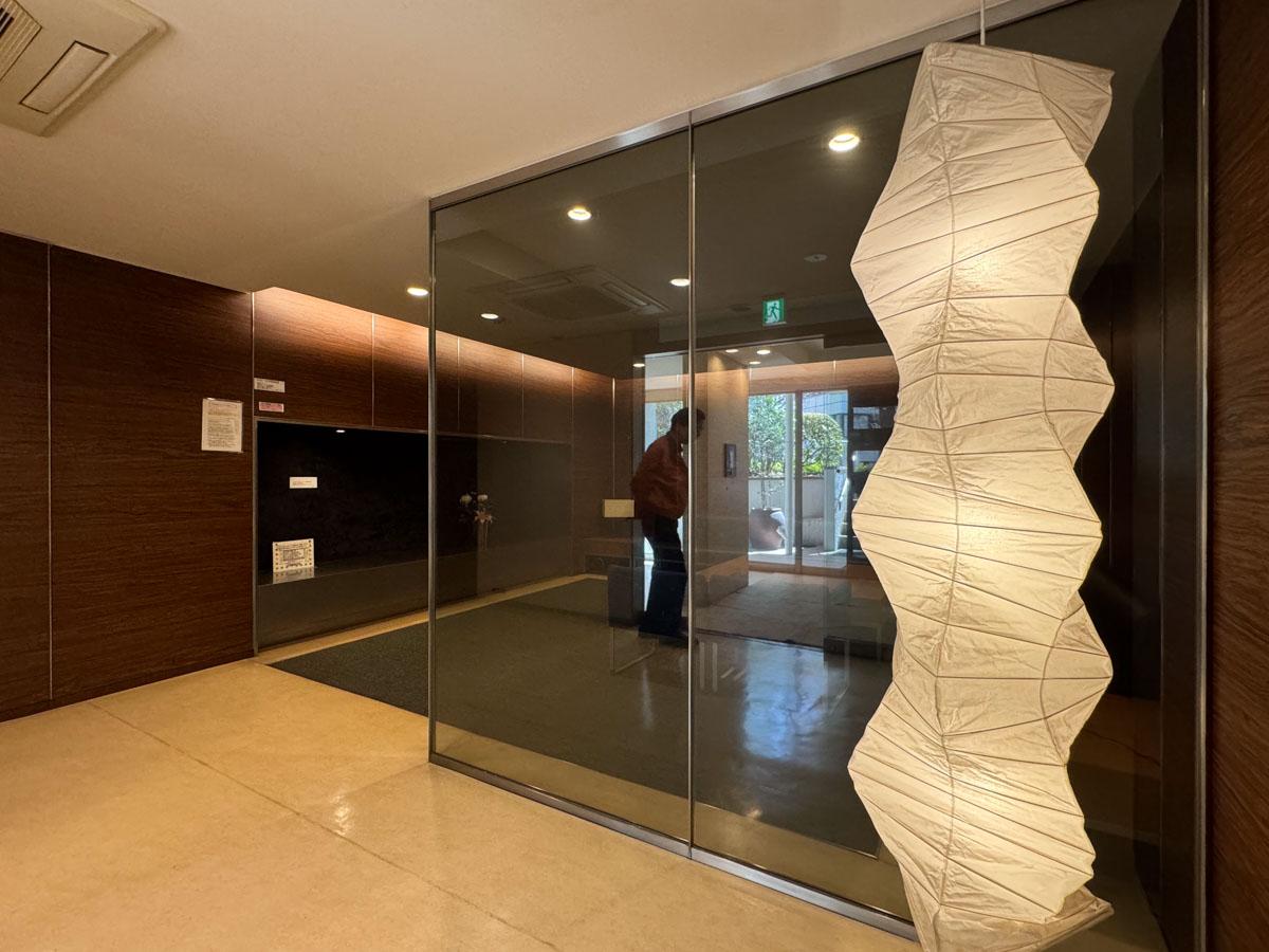 渋谷区神宮前の賃貸物件/イサムノグチのAKARIを共用部に置くような、文化度高めなマンションです