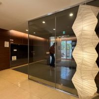 渋谷区神宮前の賃貸物件/イサムノグチのAKARIを共用部に置くような、文化度高めなマンションです