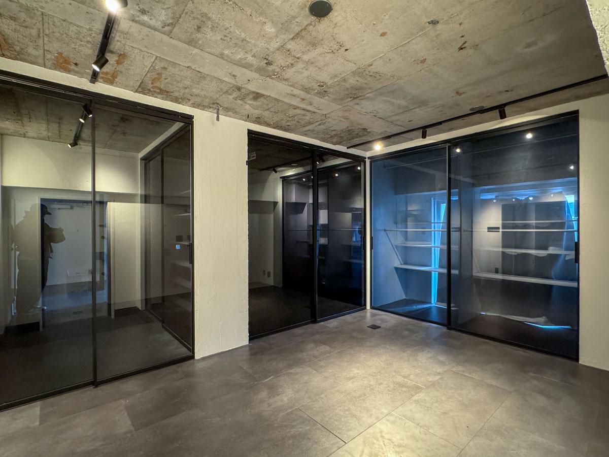 渋谷区神宮前の賃貸物件/黒いスライドドアを閉めれば、内にこもって作業に集中できそうな雰囲気に