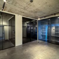 渋谷区神宮前の賃貸物件/黒いスライドドアを閉めれば、内にこもって作業に集中できそうな雰囲気に