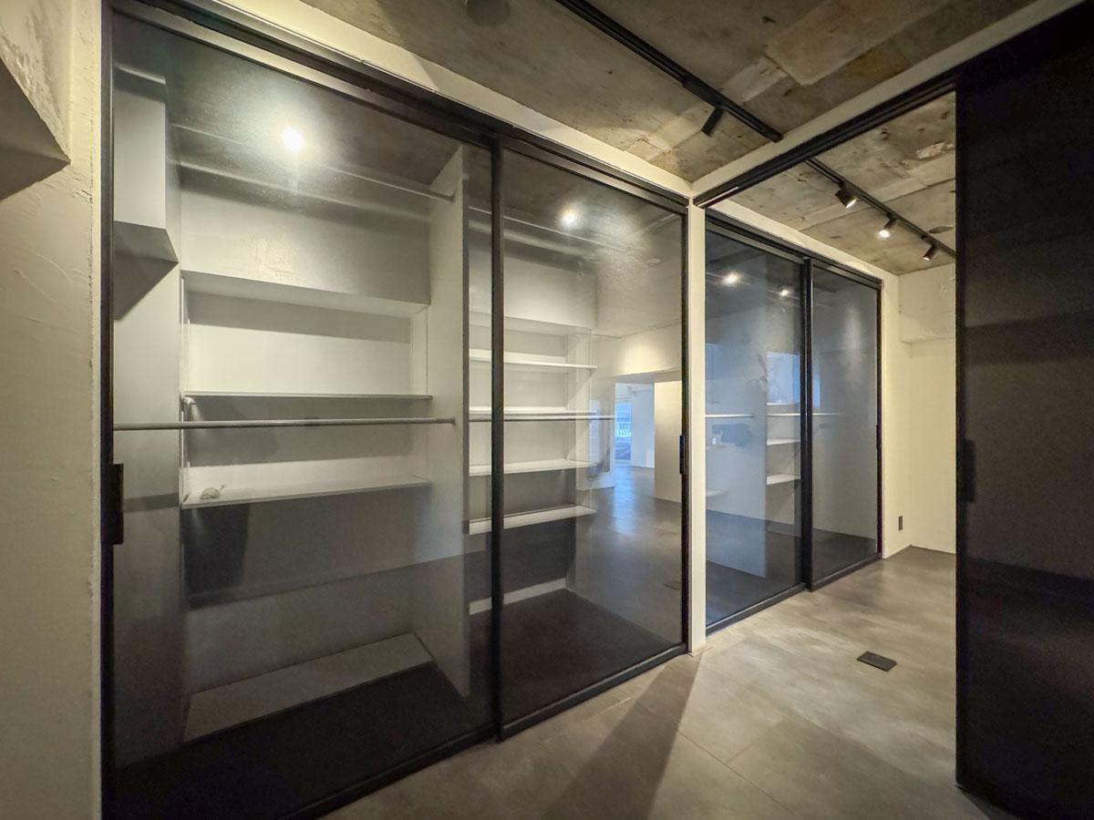 渋谷区神宮前の賃貸物件/収納内にはスポットライトが設けられ、収納した物がよく見えるように設計されている