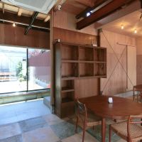 横浜市神奈川区六角橋の賃貸物件/ラウンジの奥にある庭は大家さんが管理しています