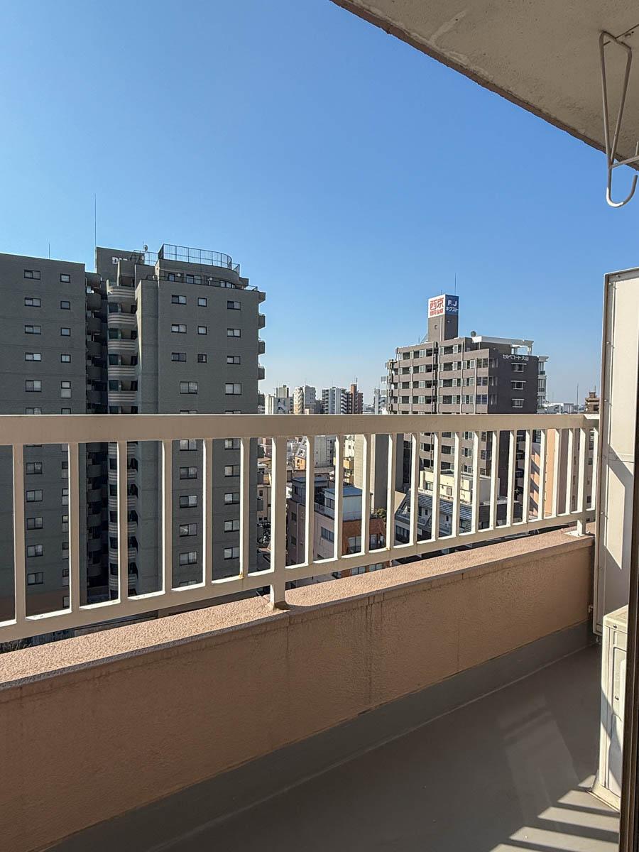 板橋区大山東町の賃貸物件/ベット側にもバルコニーが。こちらも周囲が開けていて気持ち良い