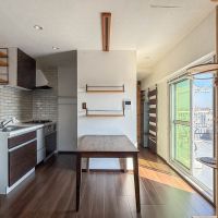 板橋区大山東町の賃貸物件/キッチンもタイル貼りで雰囲気良し。ダイニングからルーフバルコニーを眺められるのが気持ちいい。※冷蔵庫は撤去済み