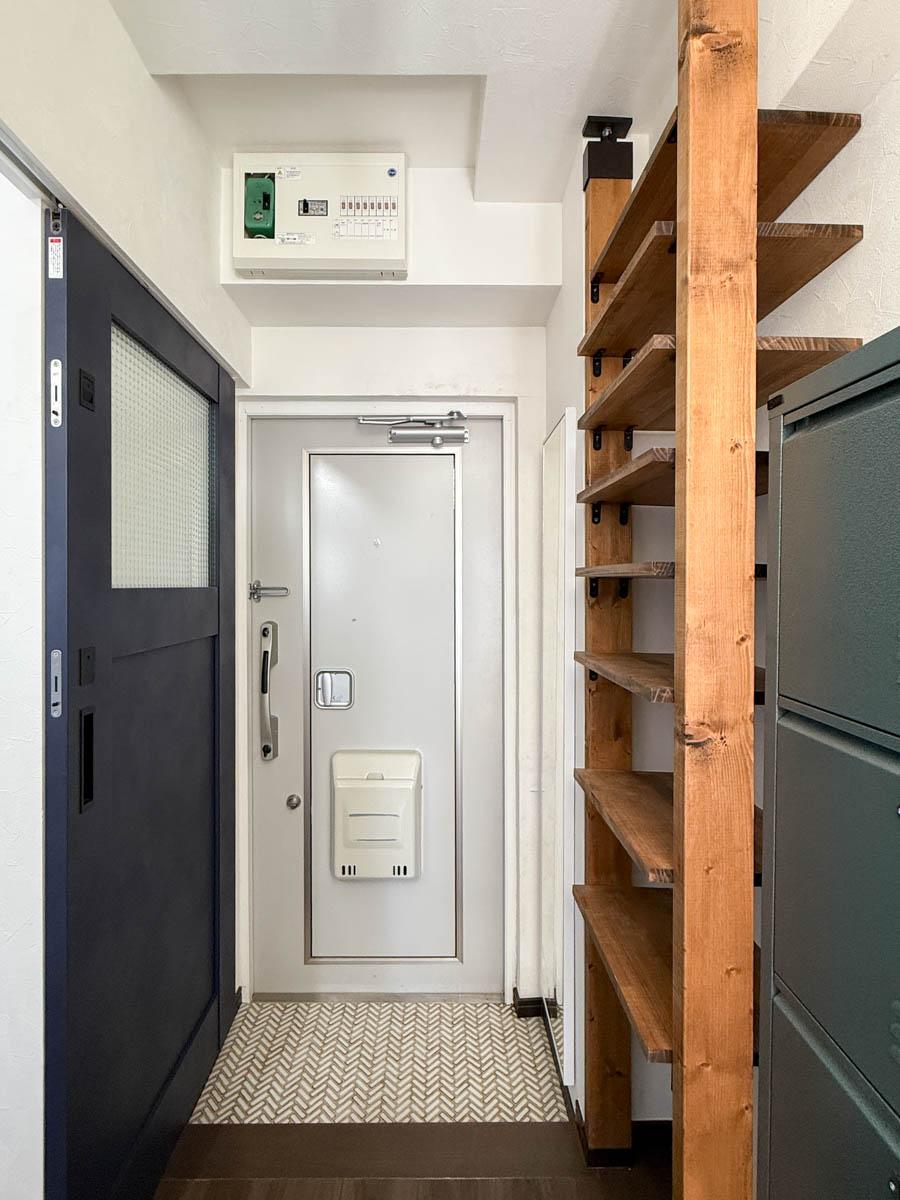 板橋区大山東町の賃貸物件/玄関は少しコンパクト。造り付けの木製シェルフを靴箱に