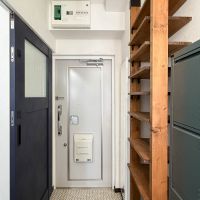 板橋区大山東町の賃貸物件/玄関は少しコンパクト。造り付けの木製シェルフを靴箱に