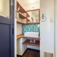 板橋区大山東町の賃貸物件/こちらが洗面コーナー。グリーンのタイルと木の質感がかわいい。洗面の下はにゃんこのトイレが置けるように設計