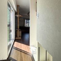 板橋区大山東町の賃貸物件/玄関から繋がる通路にはちょっとした棚や洗濯機置き場。右下のスペースはにゃんこのご飯置き場として
