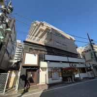 板橋区大山東町の賃貸物件/駅から徒歩1分。1、2階にはテナントが入居していて、駅前マンションといった雰囲気