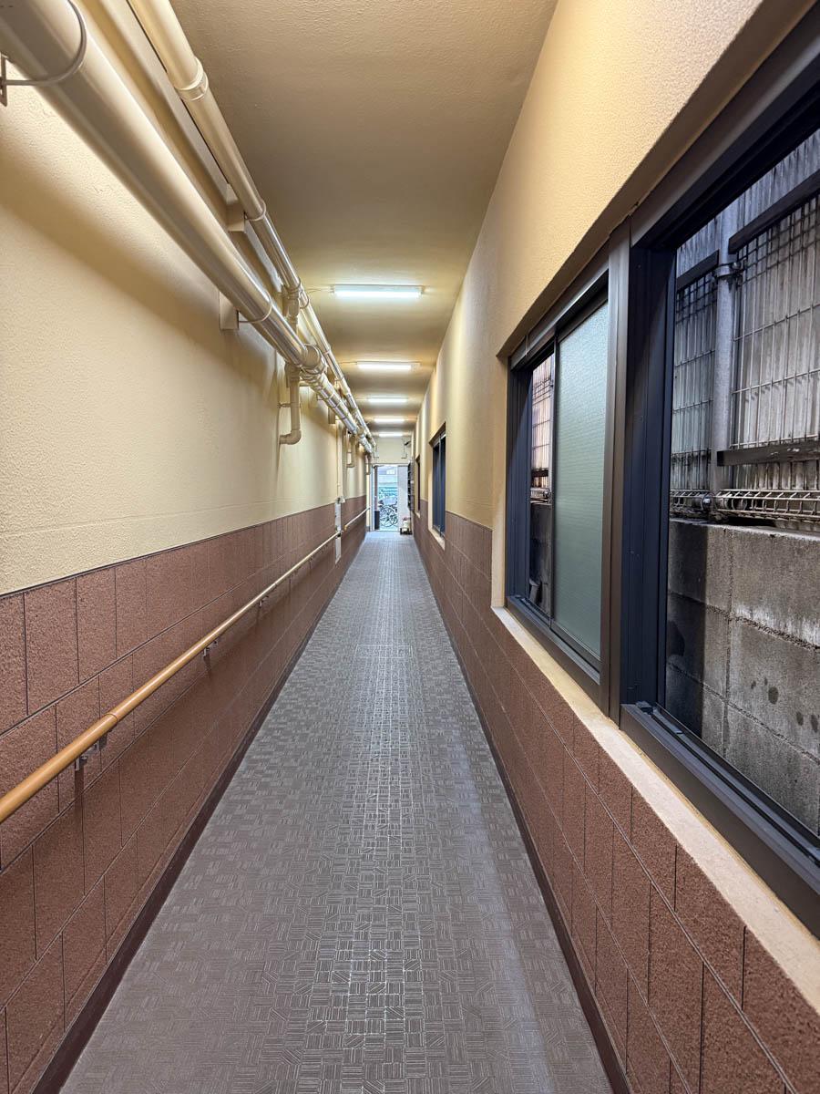 板橋区大山東町の賃貸物件/マンション入口から続く、長い共用廊下。奥にエレベーターホールがあります