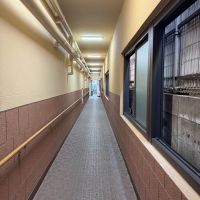 板橋区大山東町の賃貸物件/マンション入口から続く、長い共用廊下。奥にエレベーターホールがあります