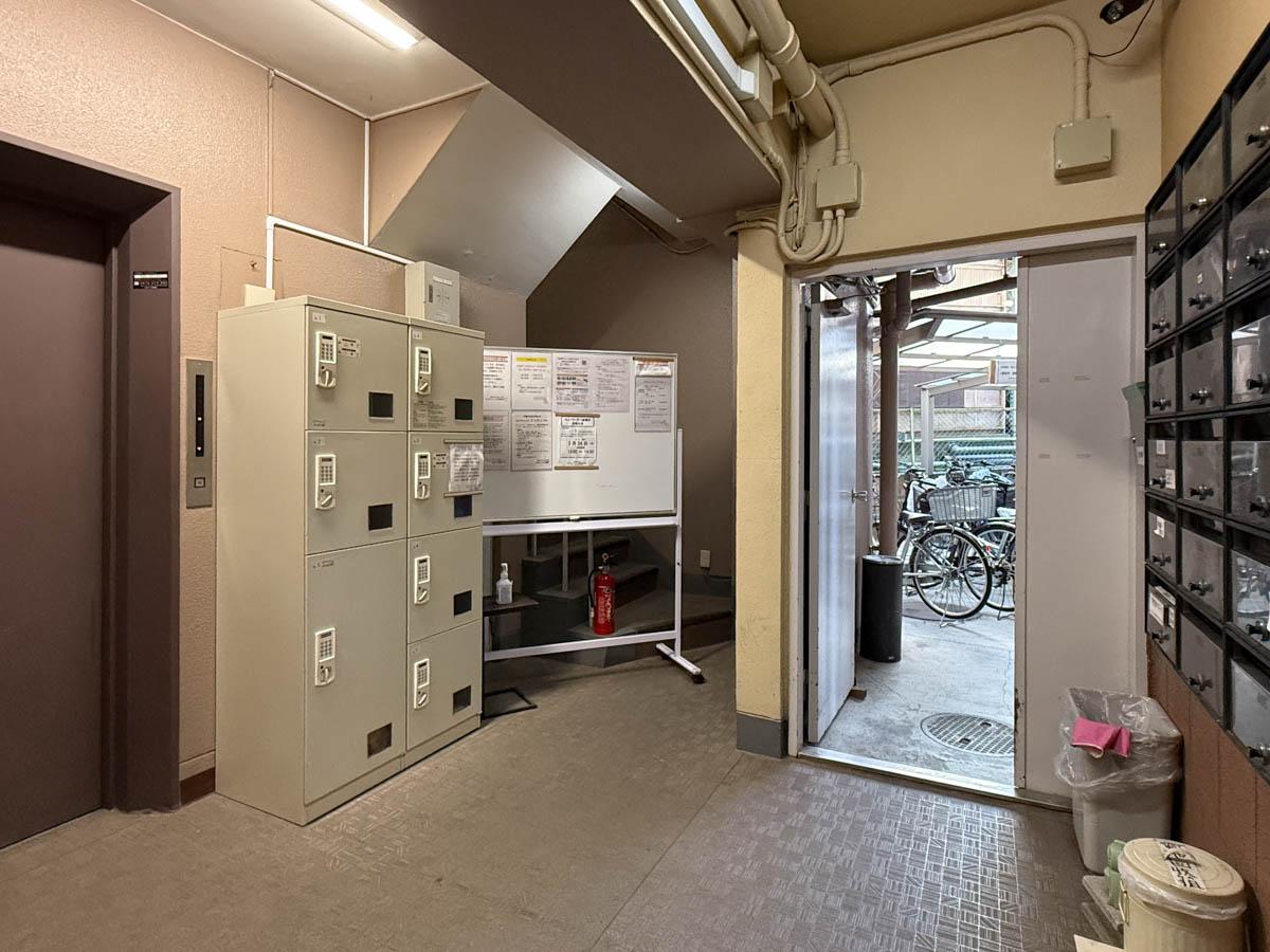 板橋区大山東町の賃貸物件/エレベーターホールには宅配ボックス付きです