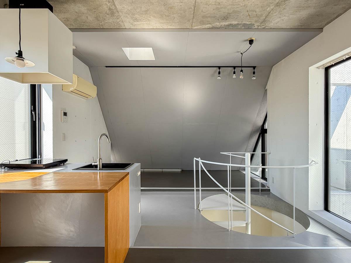 中野区南台の賃貸物件/中央に螺旋階段があり、フォトジェニックな空間です