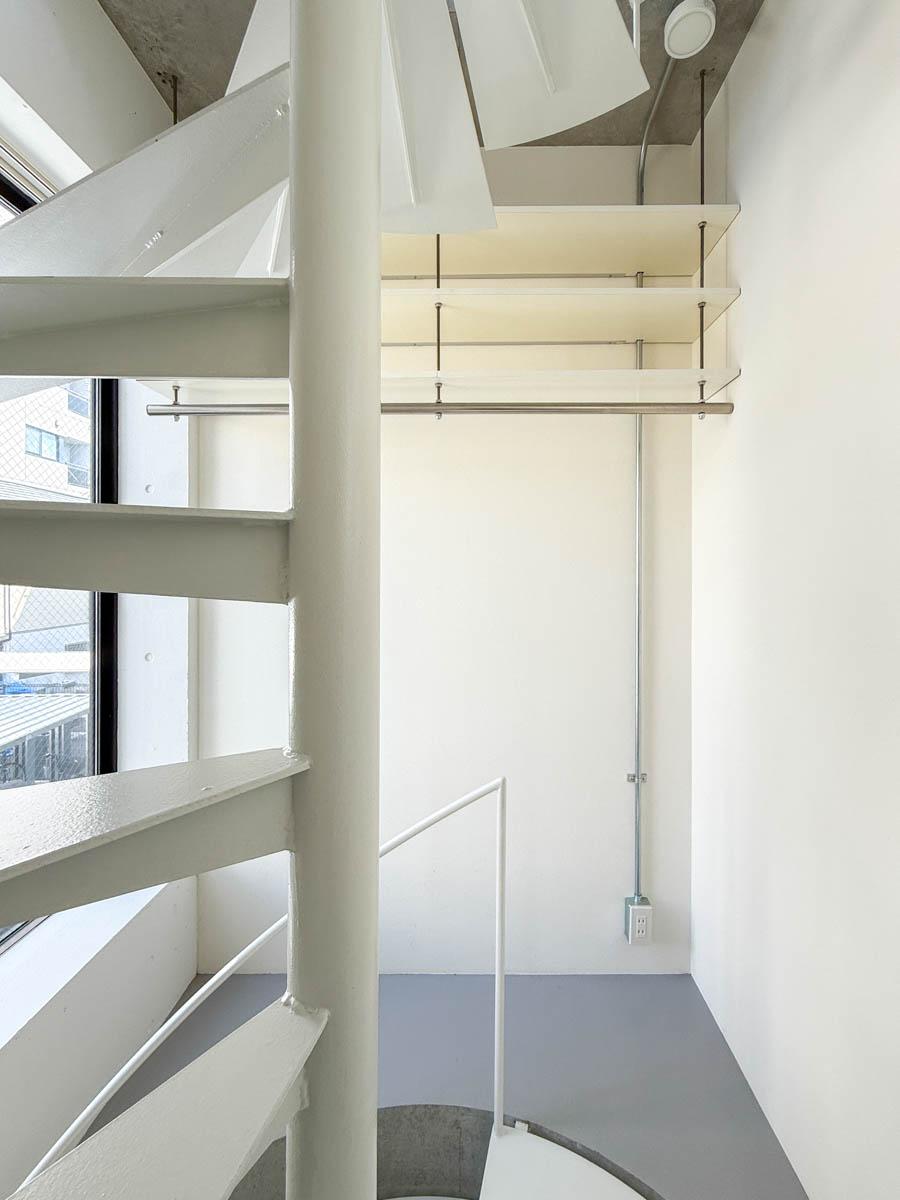 中野区南台の賃貸物件/2階にある不思議な階段ルーム。本棚を置いたり、物をディスプレイできるくらいの小さなスペースがある