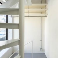 中野区南台の賃貸物件/2階にある不思議な階段ルーム。本棚を置いたり、物をディスプレイできるくらいの小さなスペースがある