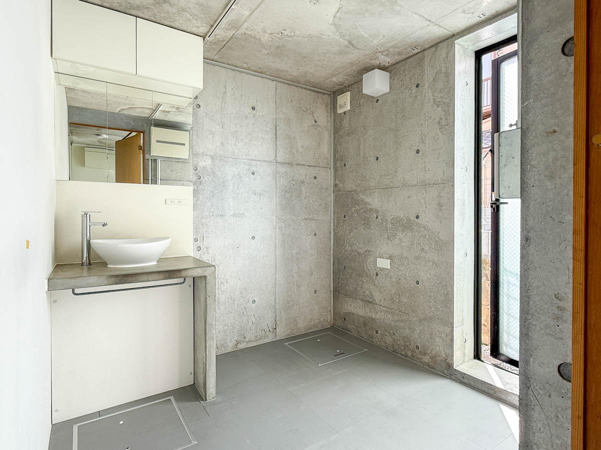 中野区南台の賃貸物件/小部屋の中。衣装部屋にすれば、洗面もあり、朝の支度がここで完結できる