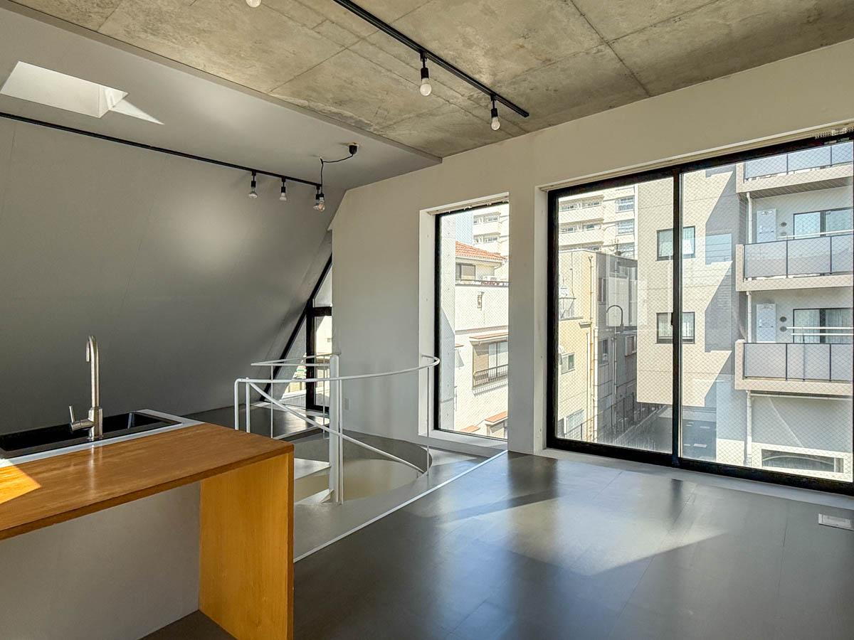 中野区南台の賃貸物件/3階は窓が多く明るい。周囲は建物が密集しているエリアではありますが、天窓もあり日は入ります