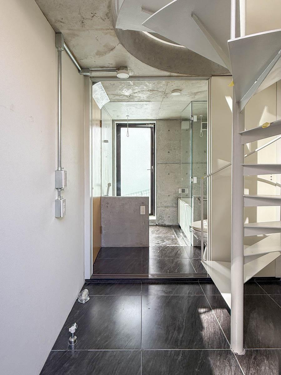 中野区南台の賃貸物件/玄関入って螺旋階段が待っています。奥に水回り