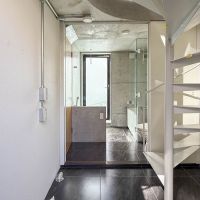 中野区南台の賃貸物件/玄関入って螺旋階段が待っています。奥に水回り