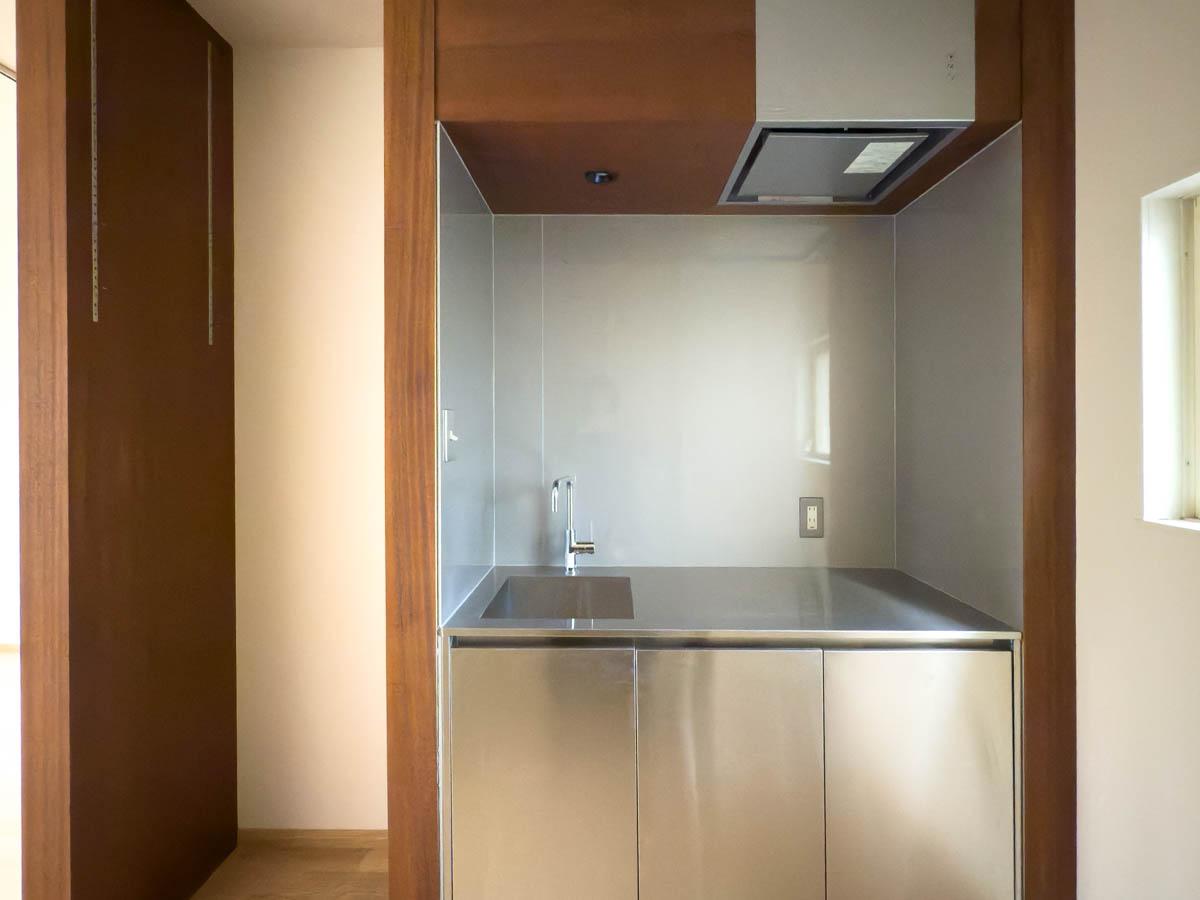 渋谷区神宮前の賃貸物件/キッチンは置き型のIH1口コンロを設備として用意。ステンレスの流しの上に出したり、片付けたりはお好みで