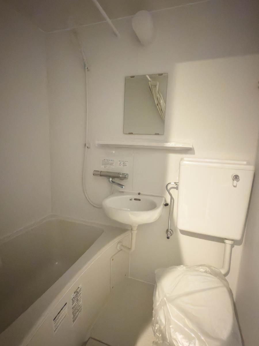 渋谷区神宮前の賃貸物件/トイレは3点ユニットバスの仕様。去年交換されたものなのできれいです