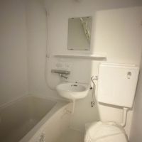 渋谷区神宮前の賃貸物件/トイレは3点ユニットバスの仕様。去年交換されたものなのできれいです