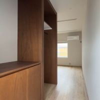 渋谷区神宮前の賃貸物件/玄関。靴箱、その奥に収納