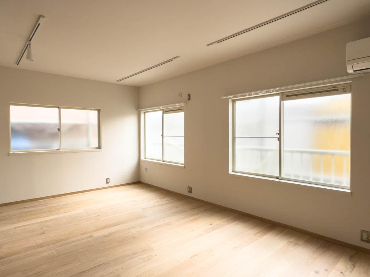 渋谷区神宮前の賃貸物件/角部屋で2面採光。写真は外壁工事中のもので、窓に養生がされていました。通常はもう少し窓から光が入り明るいです
