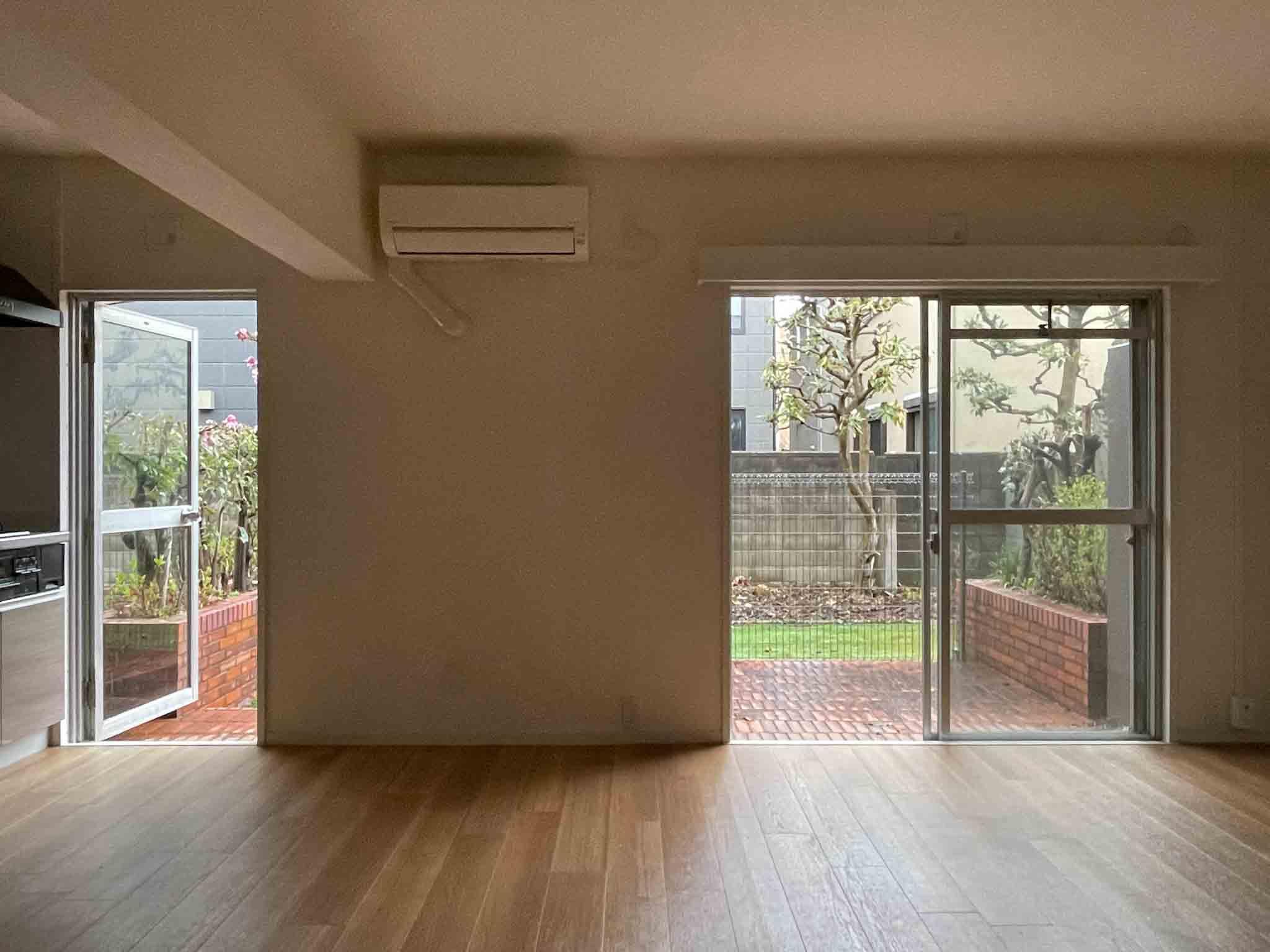 武蔵野市中町の賃貸物件/リビングからテラスがちらりと見える。真ん中の壁にどの家具を沿わせるかがポイントとなりそうです