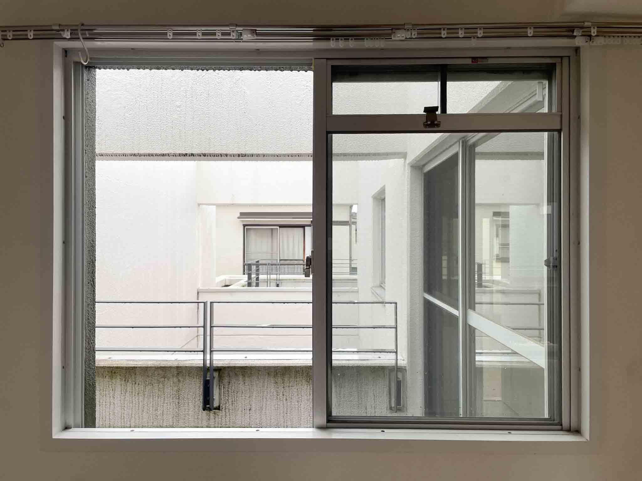 武蔵野市中町の賃貸物件/2階の廊下の窓から。真ん中のバルコニーを超えて、東側のバルコニーが見えます