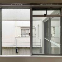 武蔵野市中町の賃貸物件/2階の廊下の窓から。真ん中のバルコニーを超えて、東側のバルコニーが見えます